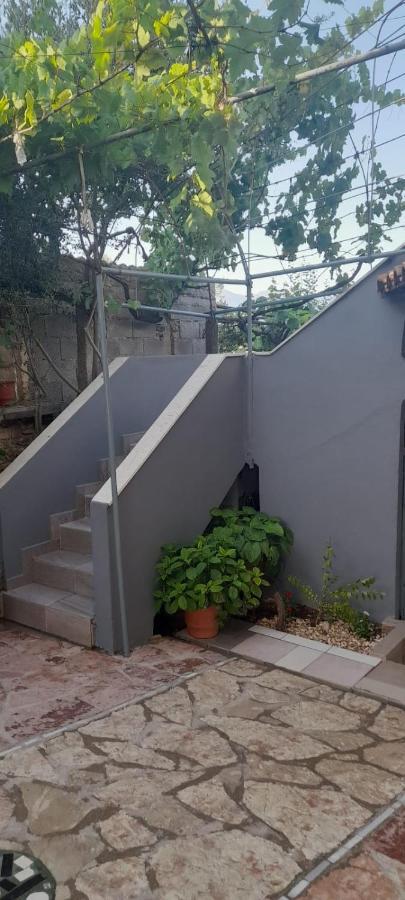 Mona'S Guesthouse Саранде Екстериор снимка